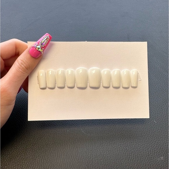 Freshly cured handmade press on nail | all white - Picture 3 of 10